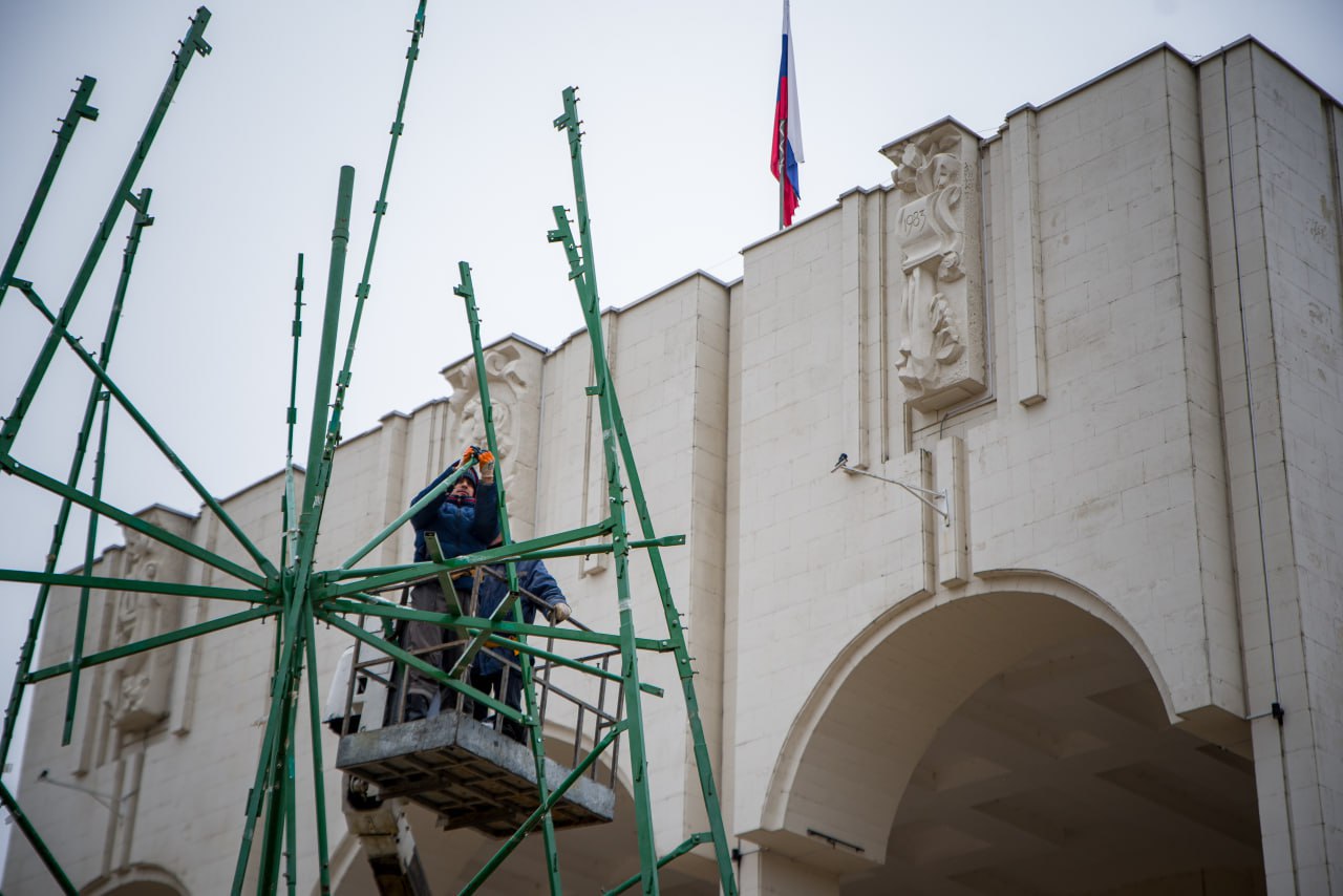 На Театральной площади устанавливают главную елку Курска  До конца недели рабочие смонтируют каркас и повесят на ель украшения и световые гирлянды.  17-метровая зеленая красавица снабжена иллюминацией. Главную елку города устанавливают на Театральной площади с 2019 года.   Фото: Рина Горлова.