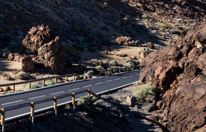 В Дагестане внедрят интеллектуальную транспортную систему за 46 5 млн рублей В рамках реализации нацпроекта Инфраструктура для жизни запланированы работы по устройству асфальтобетонного покрытия на площади 523 1 тысяч кв метров и ремонт 66 9 км дорог Интеллектуальная транспортная система охватывает города с населением более 300 тысяч человек Freepik