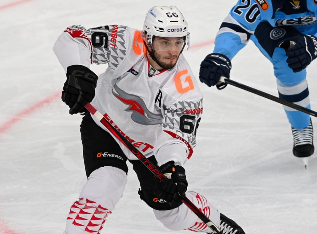 ХК Сибирь обыграл Авангард в матче КХЛ со счетом 4 2 1 1 2 1 1 0 В составе новосибирцев шайбы забросили Антон Косолапов Чейз Эванс Приски и дубль оформил Семен Кошелев Следующую игру Сибирь проведет против Адмирала 19 декабря Омская команда 18 декабря встретится с Нефтехимиком ХК Авангард Подписывайтесь на Ъ Сибирь