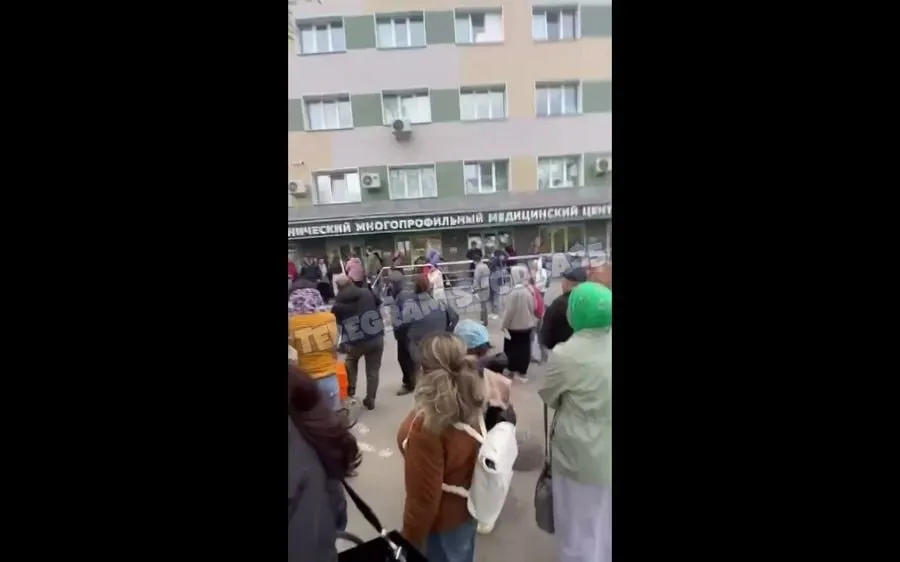 Владивосток с утра накрыла волна минирований поликлиник Посетители и персонал поликлиник Владивостока срочно эвакуированы утром во вторник 5 мая Очевидцы в соцмедиа пишут что эвакуирован Краевой клинический центр на Черемуховой 11 эвакуация прошла из Краевой поликлиники на Интернациональной 56 и поликлиники 6 на Харьковской   Подробнее на PRIMPRESS PRIMPRESS в MAX ДЗЕН ЧАТ БОТ