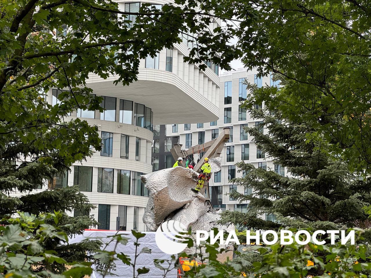 Скульптуру Урса Фишера Большая глина 4 устанавливают в Москве в парке рядом с офисом компании Новатэк на Ленинском проспекте передает РИА Новости Установка скульптуры которая ранее находилась на Болотной набережной в Москве перед Домом культуры ГЭС 2 ведется в парке перед офисным зданием компании по адресу Ленинский проспект владение 90 2 Для установки используются подъемные краны дорожки ведущие к месту где рабочие устанавливают Большую глину засыпаны песком