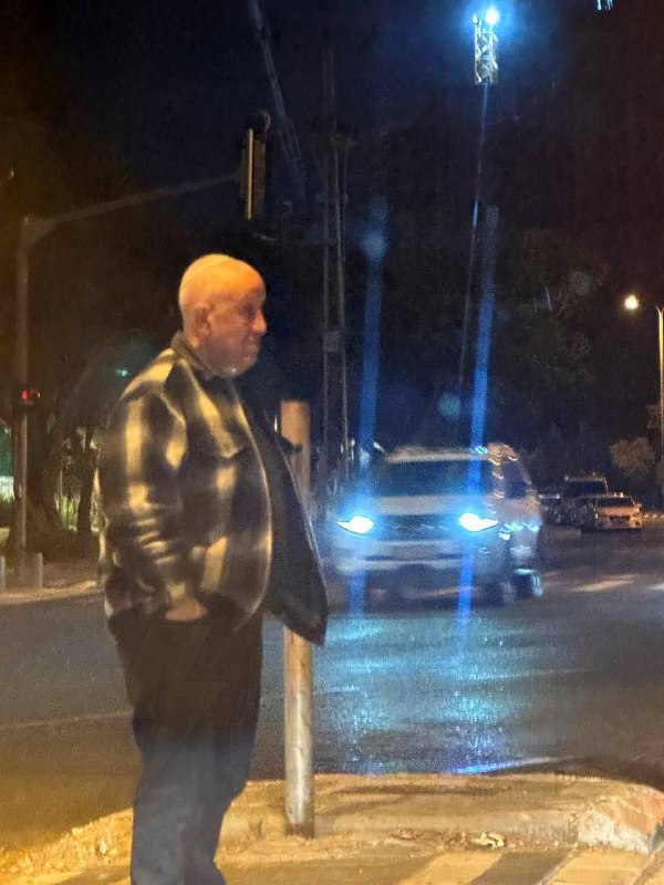 В Тель-Авиве местные жители заметили странного мужчину, который вышел из укрытия во время бомбёжки, чтобы наблюдать за небом.