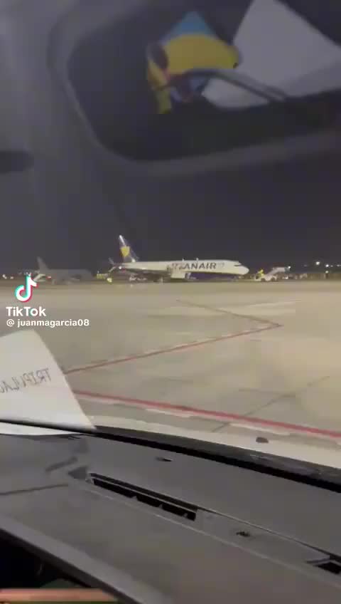 Пожар на борту самолета Ryanair в Пальме-де-Майорки: 18 пострадавших