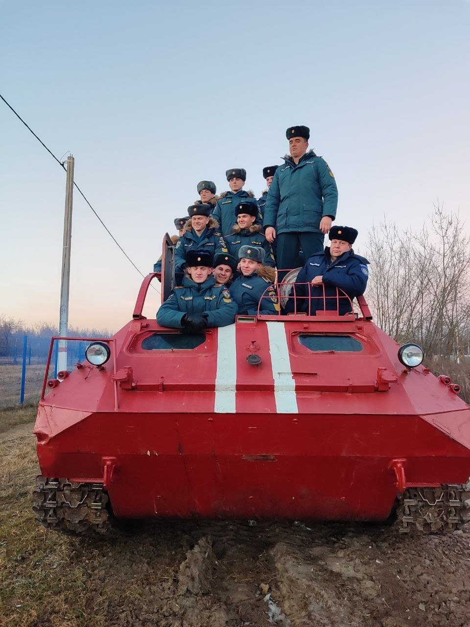 Спасатели Подмосковья поделились опытом с курсантами Академии   В Шатуре, на торфяниках, курсанты узнали об особенностях тушения торфяных пожаров от практикующих специалистов.    Начальник территориального управления Сергей Жукин представил презентацию по тактике тушения ландшафтных пожаров, а опытные огнеборцы поделились своими методами раннего обнаружения возгораний.   Курсанты посетили местный краеведческий музей и пожарно-спасательные подразделения, где увидели специальную технику.    В завершение встречи спасатели пожелали будущим специалистам здоровья, оптимизма и успехов в службе!