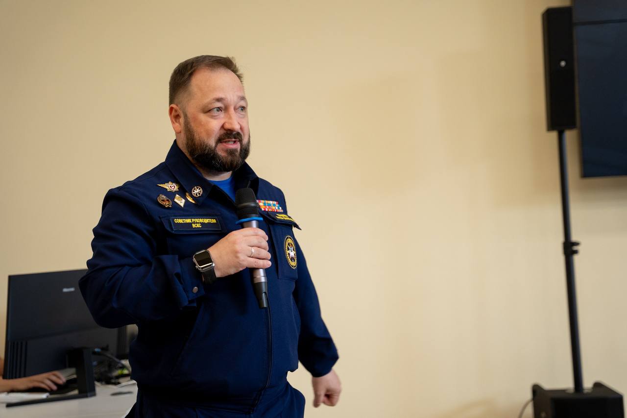 ВСКС укрепляет студенческое спасательное движение в Курской области    С 29 по 31 мая в Курске команда ВСКС проводит серию познавательных мероприятий для студентов ЮЗГУ и КАТК, направленных на:   Вовлечение молодежи в добровольческую деятельность.  Подготовку к оказанию помощи региону в условиях сложной обстановки.  Что в программе?   Приобретение практических навыков оказания первой помощи и противопожарной безопасности от отдела подготовки ВСКС с участием советника руководителя ВСКС по подготовке Алексея Малова.   Обсуждение вопросов развития добровольчества, участия в гуманитарных миссиях и ликвидации последствий ЧС с участием Советника руководителя ВСКС, курирующим организацию гуманитарной миссии в Курской области, Антоном Гладилиным и начальником отдела регионального взаимодействия ВСКС Ахметом Багаутдиновым.   Уникальная возможность для наиболее активных участников пройти двухнедельную профессиональную подготовку спасателей в Москве на базе ВЦПСФ РТУ МИРЭА.  Цель: сделать студентов настоящей силой, способной оперативно реагировать на вызовы и обеспечивать безопасность жителей Курской области    #ВСКС #Добровольцы_в_ЧС #Курск