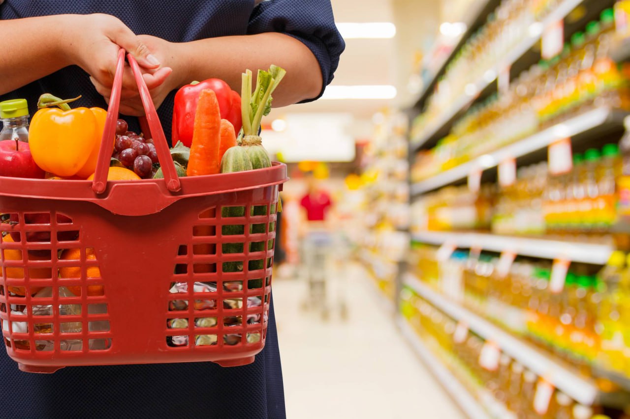 Правительство РФ обсуждает идею принудительного ограничения цен на продукты Минсельхоз обратился к нескольким крупнейшим крупнейшим ассоциациям производителей с просьбой оценить законопроект о регулировании цен на овощи, молочные и птицеводческие товары. Об этом сообщает «Коммерсант» со ссылкой на письмо. По данным издания, ведомство обратилось в Национальный союз производителей молока «Союзмолоко» , Национальный союз производителей плодов и овощей, Национальный союз птицеводов и Российский птицеводческий союз. Два источника издания на аграрном рынке заявили, что отраслевые союзы выступили против инициативы, другие производители от комментариев отказались. Поправки к закону разрабатываются Минсельхозом и Минпромторгом. Предполагается, что изменения вступят в силу с 1 марта. В документе описаны два сценария. Согласно первому, в будущем году не менее 80% продаж будут составлять товары, приобретаемые ритейлерами по прямым долгосрочным договорам. Соглашения нельзя будет прекращать в одностороннем досудебном порядке, а пересматривать оговоренные в них фиксированные или формульные цены можно будет не чаще одного раза в год. По второму — более жесткому — сценарию будет введен коридор цен на отдельные виды продукции, который будет включать минимальную и максимальную отпускную стоимость. Его будет утверждать ценовая комиссия, включающая представителей исполнительной власти и профильных ассоциаций. Продавать по установленным ценам нужно будет не менее 80% продукции. Читать без VPN Подписаться на «Новую-Европа»