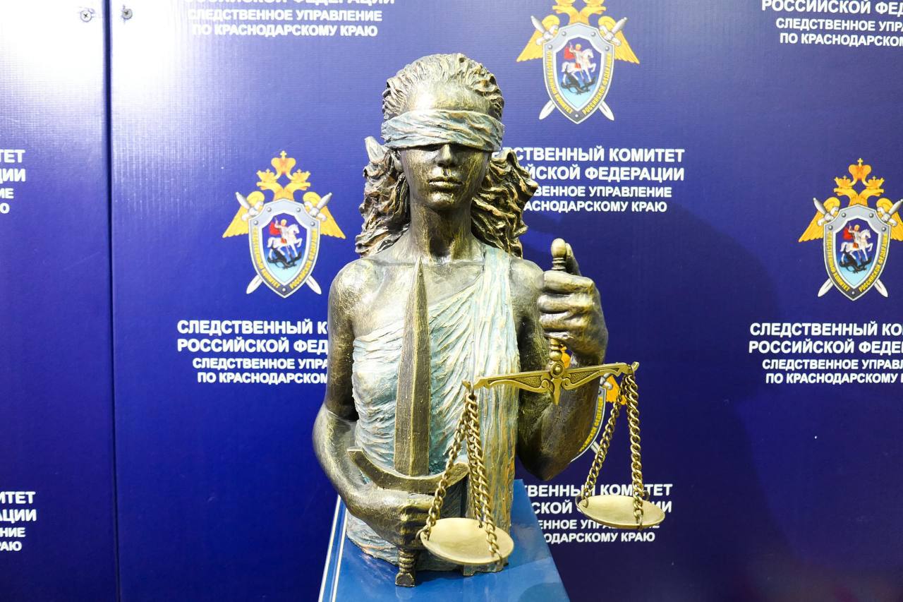 В Краснодаре бывшие адвокаты признаны виновными в покушении на посредничество во взяточничестве и мошенничество в крупном размере  Собранные вторым отделом по расследованию особо важных дел СКР по Краснодарскому краю доказательства признаны судом достаточными для вынесения приговора двум бывшим адвокатам. Один из которых признан виновным в покушении на мошенничество в крупном размере, совершенном группой лиц по предварительному сговору  ч. 3 ст. 30 ч. 3 ст. 159 УК РФ , другой осужден за покушение на посредничество во взяточничестве, совершенное группой лиц по предварительному сговору в крупном размере  ч.3 ст. 30 ч. п.п. «а», «б» ч. 3 ст. 291.1 УК РФ .  Следствием и судом установлено, что в сентябре 2023 года на тот момент 51 - летний адвокат, являвшийся членом адвокатской палаты Краснодарского края, через своего коллегу, который также являлся адвокатом, решил получить от несовершеннолетнего, подозреваемого в совершении преступления, 1 000 000 рублей, якобы для передачи  сотрудникам одного из следственных отделов СКР по краю для решения вопроса о прекращении уголовного преследования в отношении молодого человека по реабилитирующим основаниям. На предложение фигуранта молодой человек согласился, однако, понимая, что его действия незаконны, совместно с отцом обратился во второй отдел по расследованию особо важных дел СК России по краю. Фигурант, в свою очередь, денежные средства передавать сотрудникам СКР не намеревался, а планировал распорядиться ими по своему усмотрению. На тот момент 39-летний адвокат, не зная о планах коллеги, согласился выступить посредником при передаче взятки. Противоправные действия фигурантов были пресечены сотрудниками УФСБ России по краю.  Приговором суда 53-летнему бывшему адвокату назначено наказание в виде лишения свободы на срок 2 года в колонии общего режима, со штрафом в размере 80 000 рублей, а его соучастнику – 1 год 6 месяцев в колонии общего режима. Оба взяты под стражу в зале суда. Приговор в законную силу не вступил.
