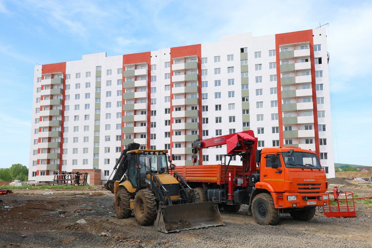 Осенью в Нижнем Тагиле 300 детей-сирот получат ключи от новых квартир. Ход строительства домов по поручению руководителя Свердловской области Дениса Паслера проинспектировал министр строительства и развития инфраструктуры Григорий Сурганов Вопрос обеспечения жильем детей-сирот был поднят на заседании Законодательного собрания Свердловской области, где депутаты заслушали отчет о работе правительства за 2024 год. Такие встречи — еще один способ получить обратную связь, чтобы лучше понимать, какие вопросы наиболее важны людям и какие нужно ставить в приоритет на уровне правительства. Подробнее читайте на сайте «Областной газеты». газета «Тагильский рабочий» Подписаться на «ОГ» Прислать новость Поддержать канал