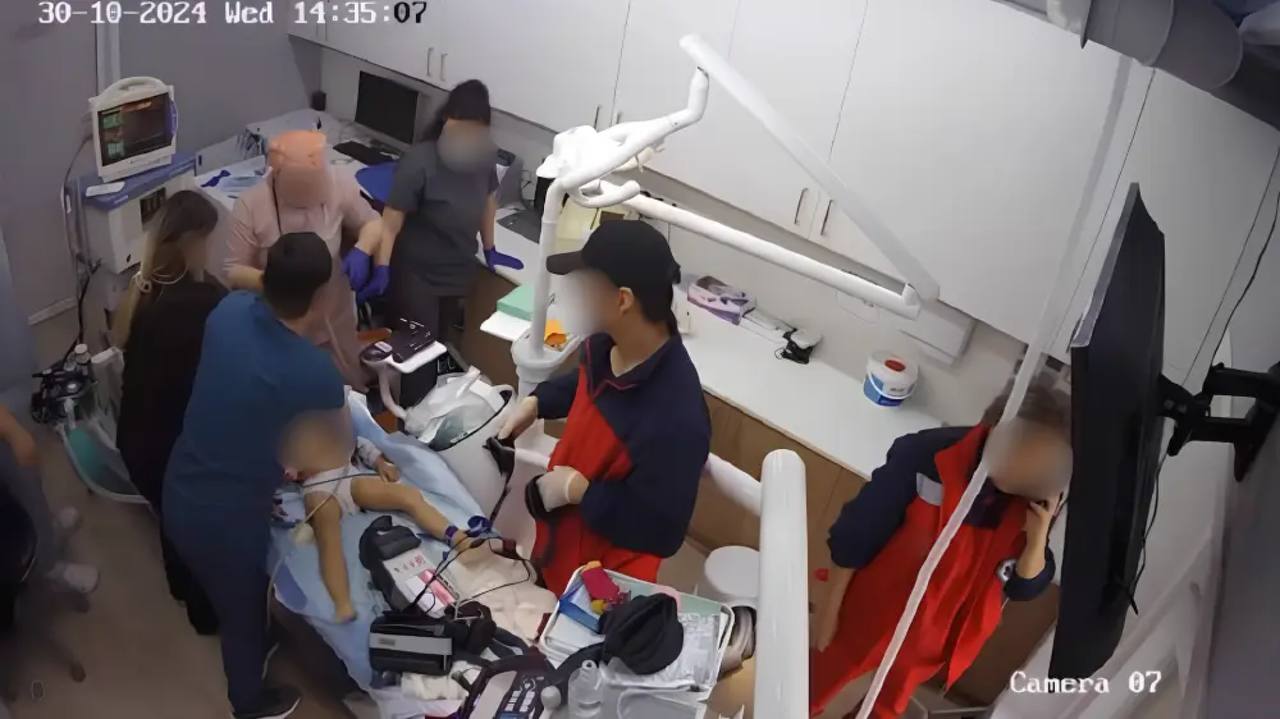 Смерть девочки в стоматологии Астаны прокурор просит амнистию для анестезиолога Во время прений прокурор Еркебулан Шалкаров запросил для подсудимой 4 года лишения свободы с лишением права занимать должности связанные с оказанием медицинских услуг сроком на 3 года Смягчающих и отягчающих обстоятельств гособвинение не установило Это максимальное наказание предусмотренное по предъявленному обвинению Тем не менее прокурор подчеркнул что в связи с законом об амнистии данное преступление следует считать преступлением небольшой тяжести и освободить подсудимую от основного наказания Прокурор также отметил что в приказах Министерства здравоохранения отсутствует чёткий перечень противопоказаний к анестезии и не прописаны обязанности врача и анестезиолога при оценке анализов и анамнеза