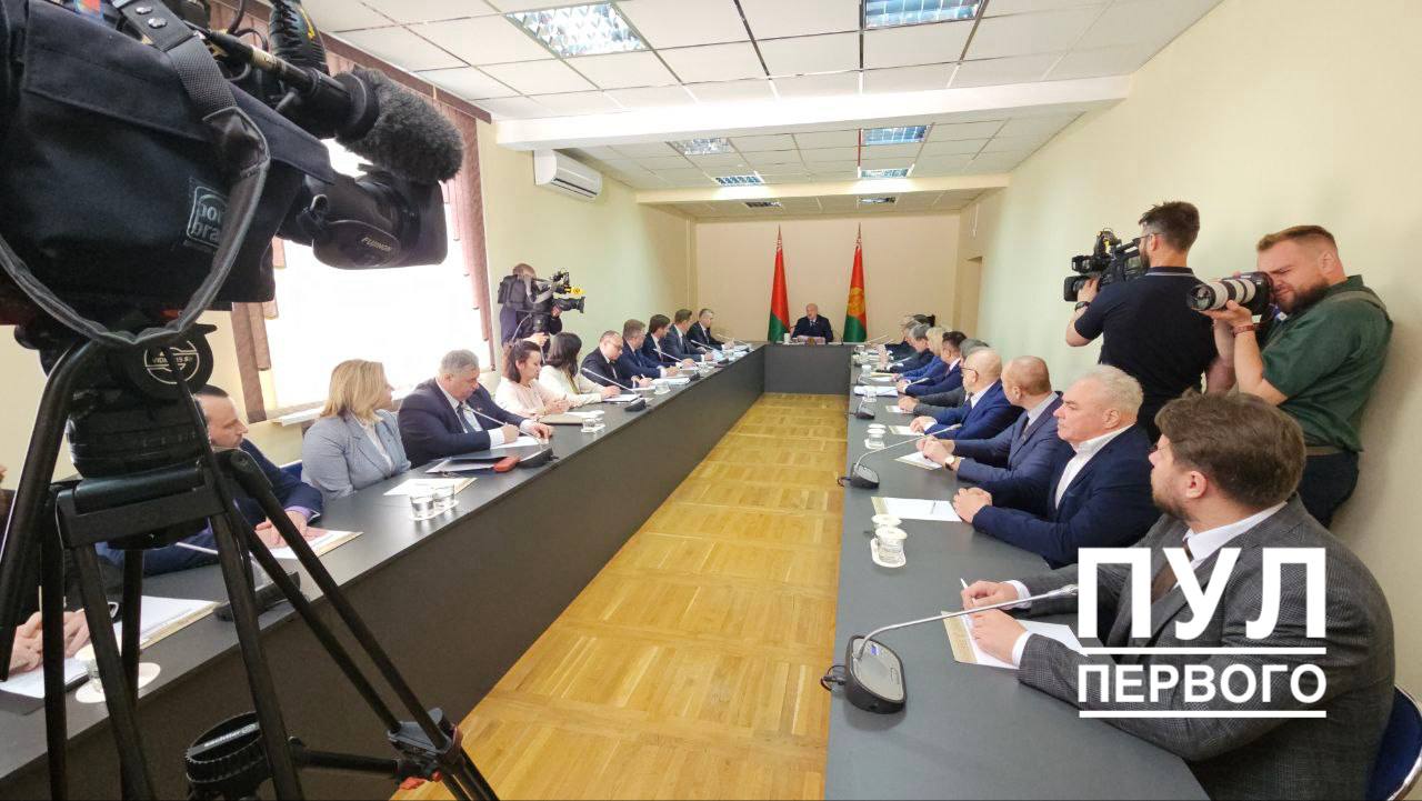 Президент: Государством созданы условия для развития отечественного кинематографа и “Беларусьфильма“. Но отдача – нулевая. И это мягко сказано. Минусовая! Ни государство, ни зритель не видят результатов".