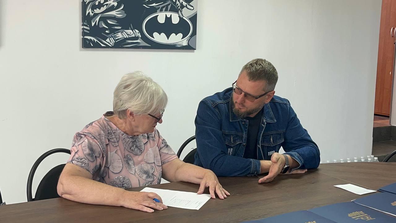 ЛДПР отреагировала на жалобы жителей Херсонской области из за убийств бездомных животных К депутату Херсонской областной Думы от ЛДПР Ивану Шумакову обратилась жительница пансионата Райский сад с ужасающей проблемой Она ухаживала за бездомной собакой кормила и заботилась о ней Однако в ночь с 9 на 10 сентября собаку сожгли на парковке недалеко от детской площадки Всего на базе проживало восемь псов Один уже погиб ещё одного до сих пор не могут найти Данное деяние имеет признаки преступления предусмотренного статьёй Уголовного кодекса Российской Федерации о жестоком обращении с животными Подобные случаи требуют самой серьёзной реакции правоохранительных органов Иван Шумаков взял ситуацию на личный контроль Проблема бездомных животных в регионе стоит остро и вызывает напряжённость в обществе Обсуждаются разные подходы от умерщвления собак до программ стерилизации чипирования и поиска иных гуманных решений Но очевидно одно жестокость не может быть допустимым методом Мы будем добиваться справедливости и настаивать на системном решении этой проблемы подчеркнул Иван Шумаков