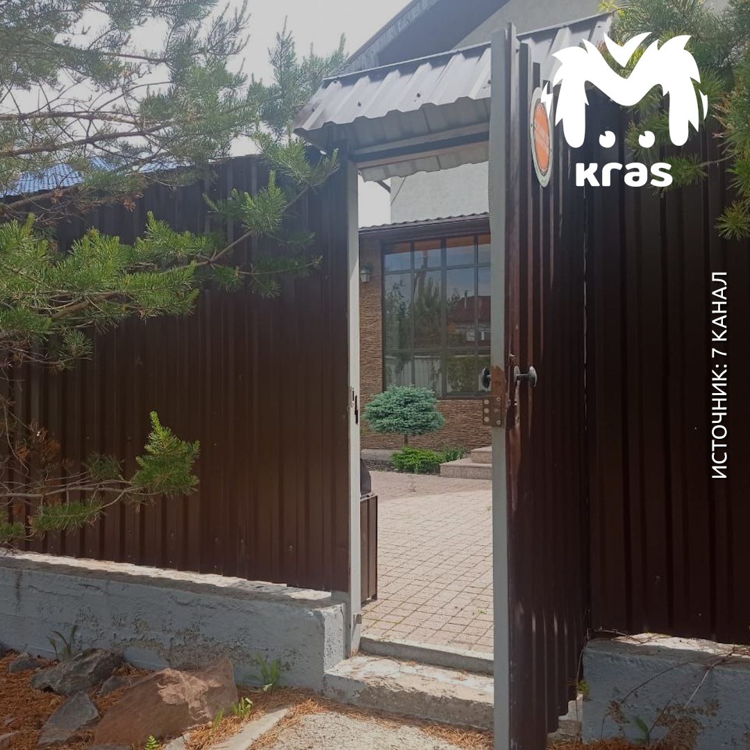 Силовики обыскивают дом мэра Логинова. Сотрудники ФСБ приехали в коттеджный посёлок Славянский, где живёт градоначальник. Люди в штатском убедительно просят журналистов не заходить на территорию. Также обыски прошли в мэрии.