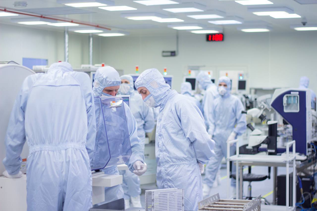 Производителям электроники могут расширить льготы Минпромторг предложил расширить список получателей льгот по налогу на прибыль и страховым взносам на производителей мониторов и проекторов звуковых видео и сетевых плат принтеров и сканеров Предложения о расширении перечня были направлены консорциуму Вычислительная техника для обсуждения сообщили Ведомости Такими льготами уже пользуются компании при выпуске ноутбуков планшетов смартфонов смарт карт и кассовых аппаратов Вице президент GS Group Сергей Долгопольский убежден что подобные преференции являются дополнительным стимулом для развития в текущих рыночных условиях Расширение перечня увеличит число компаний имеющих право на льготы и тем самым стимулирует локализацию производства больше игроков смогут направить высвобожденные средства на развитие и модернизацию мощностей говорит он Сейчас для отдельных компаний производителей электроники действует льготная ставка по налогу на прибыль 8 а по страховым взносам в 2025 г 7 6 На льготу могут претендовать компании производящие продукцию перечень которой определен постановлением правительства 1310 от 2022 г Кроме того налогоплательщик должен быть включен в реестр организаций осуществляющих деятельность в сфере радиоэлектронной промышленности а профильный вид деятельности должен приносить ему не менее 70 дохода Подписывайтесь на GS Group