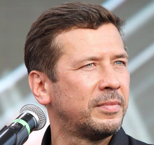Актер Мерзликин развелся с женой спустя 19 лет брака в День семьи, любви и верности Стало известно о разводе известного российского актера Андрея Мерзликина с женой Анной спустя 19 лет брака. У супругов четверо детей. Примечательно то, что расторжение брака в мировом суде Москвы состоялось 8 июля, в День семьи, любви и верности, передает Mash. В паблике напомнили, что супруги в прошлом году задолжали по коммунальным платежам 162 тысячи рублей.…