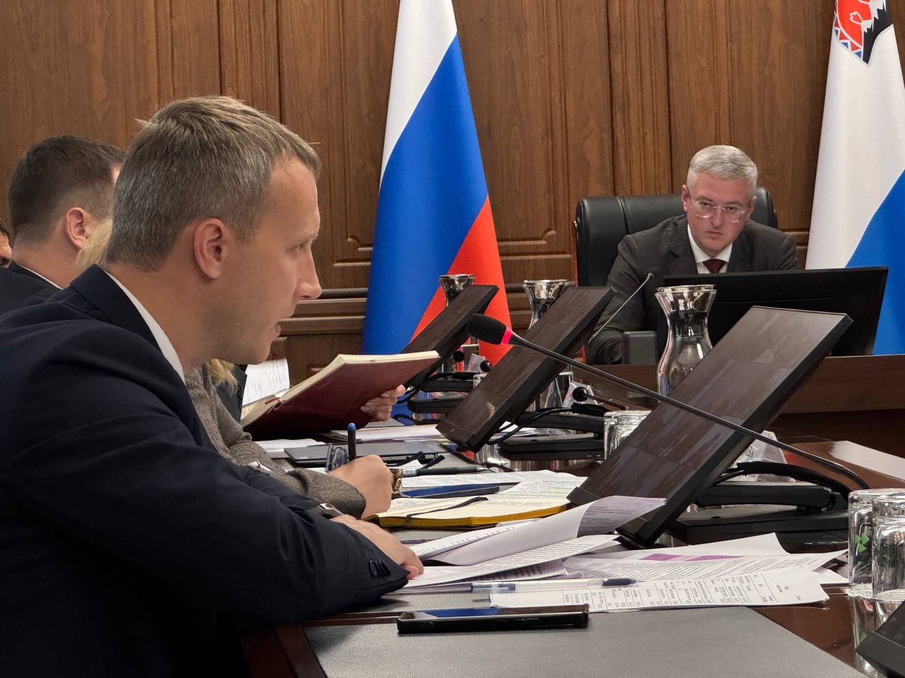 Глава Камчатки Владимир Солодов провел оперативное совещание Одним из вопросов был ажиотаж вокруг авиабилетов во Владивосток по льготным ценам Минтрансу поставил задачу проработать вопрос увеличения количества рейсов во Владивосток невозможность купить билеты становится социально значимой проблемой Параллельно должна вестись работа по увеличению доли субсидированных билетов на них