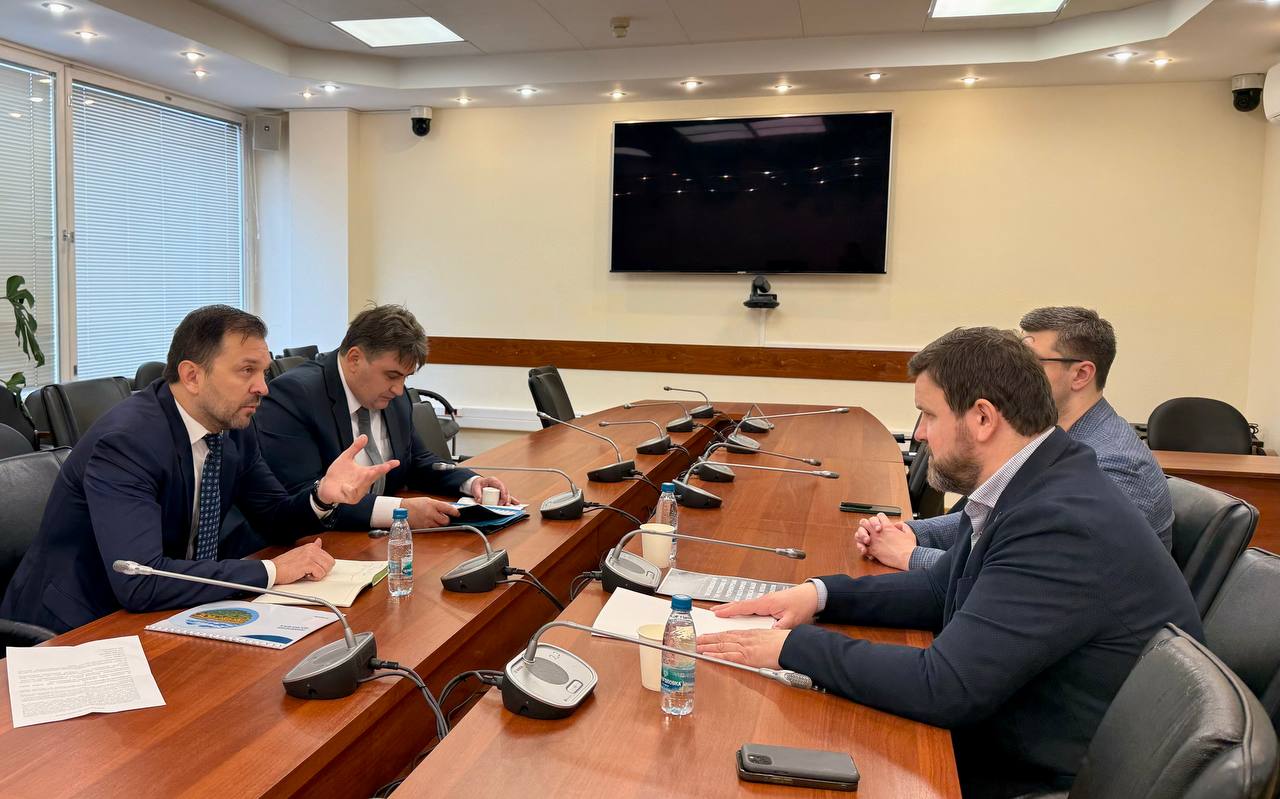 В Государственной Думе встретился с представителями российского химического холдинга «ФосАгро». Один из важнейших вопросов при производстве удобрений связан с накоплением и утилизацией фосфогипса - побочного продукта в процессе выпуска фосфорной кислоты. Ежегодно в мире образуется более 200 млн тонн фосфогипса, в том числе в нашей стране не менее 13 млн тонн. Огромные отвалы, сформировавшиеся на протяжении десятилетий, наполнены полезными элементами, которые при современном уровне развития технологий могут и должны использоваться в различных сферах хозяйственной деятельности. Среди успешно апробированных направлений фосфогипс широко применим при производстве цемента, строительных материалов, оснований дорог различных категорий, в качестве мелиоранта для сельского хозяйства и городских грунтов, сорбирующего материала, при рекультивации мусорных полигонов. Вместе с тем, фактические объёмы вторичного использования материального ресурса сегодня крайне незначительны, не превышают единичных процентов. Накопленный российскими компаниями опыт будем масштабировать при выполнении федерального проекта «Экономика замкнутого цикла». В ближайшее время встречусь с руководством Минстроя, Минприроды, Минсельхоза России для обсуждения необходимых нормативных изменений. #зеленаяэкономикаЕР