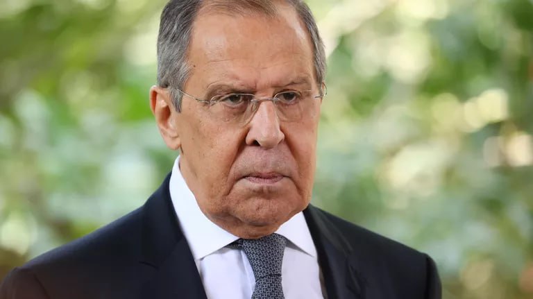 Россия и Турция нацелены на укрепление партнерства, заявил глава МИД РФ Сергей Лавров. "У нас насыщенная повестка дня, и она определяется теми договоренностями, теми пониманиями, которые достигаются на встречах на высшем уровне между президентами России Владимиром Путиным и Турции Тайипом Эрдоганом. Это взаимная нацеленность на результат, последовательное углубление нашего партнерства. Это было подтверждено, и вчера в Кремле были приняты президентом РФ Владимиром Путиным", - сказал Лавров, открывая встречу с главой МИД Турции Хаканом Фиданом в Москве. Он отметил, что сотрудничество РФ и Турции сейчас нацелено на преодоление "незаконных препятствий", ставших следствием односторонних санкций против РФ. "Но наше торговое и инвестиционное сотрудничество развивается по нарастающей", - добавил российский министр.