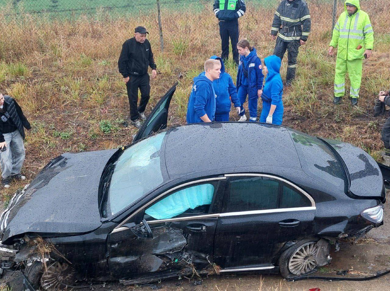 В ДТП под Ефремовом пострадали два человека  Авария произошла в 9:30 5 октября на трассе М-4 «Дон». По предварительной информации, 27-летний водитель Mercedes врезался в металлическое ограждение, а после съехал в кювет.  В результате ДТП водитель и 54-летний пассажир получили телесные повреждения. Их госпитализировали.