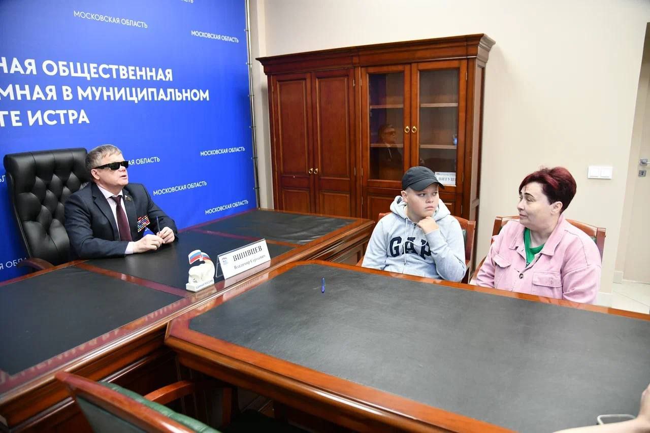 В Общественной приёмной Истринского отделения партии «Единая Россия» прим граждан при участии депутата Совета депутатов муниципального округа Истра Александра Поликарпова провел депутат Московской областной Думы и региональный координатор проекта «Историческая память» Владимир Вшивцев. В ходе приёма к народным избранникам обратились жители округа. Вопросы касались различных тем, в том числе сферы социальной поддержки, оказания материальной помощи на реабилитацию детей с инвалидностью, закупку необходимых лекарственных средств и многое другое. ℹ Все заявители получили консультации и помощь. Напомним, личные приемы граждан в местном отделении партии проходят на постоянной основе, граждан принимают в том числе депутаты Московской областной думы. Жители округа, записавшиеся к парламентариям, могут задать волнующие их вопросы и получить поддержку. Работа с гражданами — приоритетное направление деятельности Общественной приёмной местного отделения партии «Единая Россия». #актуальнО #моИстра #ЕдинаяРоссия #приемнаяЕР