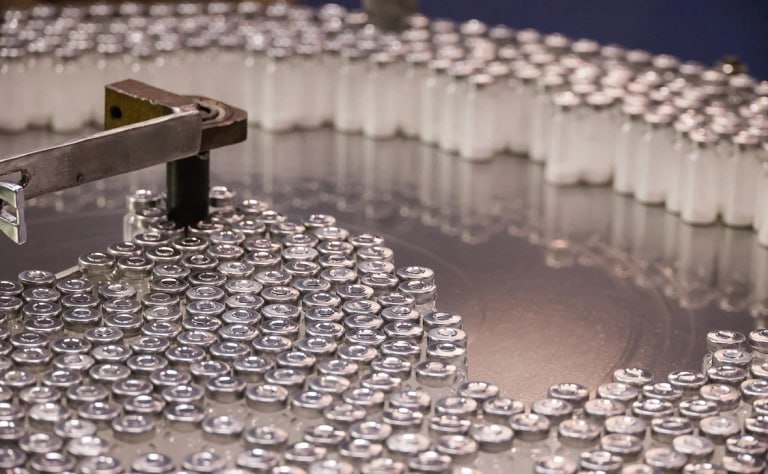 Правительство утвердило критерии согласно которым регионы смогут претендовать на дополнительные субсидии для закупок препаратов пациентам с орфанным редкими заболеваниями Документ опубликован на официальном интернет портале правовой информации Суть критериев не изменилась после общественного обсуждения проекта В ходе обсуждения представители фондов и пациентских организаций указывали что не многие нуждающиеся в поддержке регионы смогут соответствовать критериям и получить дополнительное финансирование Руководитель правовой службы фонда Подсолнух Мария Посадкова указала РБК что с учетом принятых критериев на финансовую помощь смогут рассчитывать не все регионы а только дотационные сейчас таких 31 из 89 По словам Пасадковой один из самых спорных критериев увеличение стоимости лекарственных препаратов на 20 Она пояснила что если на 20 подорожает препарат стоимостью 500 руб а препарат стоимостью 5 млн руб всего на 10 то последний потребует большего финансирования Предложенный механизм сейчас видится исключительно в качестве формального он не отвечает задачам поставленным в решении Конституционного суда и не снижает бремя регионов на обеспечение редких пациентов заключила Посадкова Фото Екатерина Сычкова URA RU Global Look Press РБК в Telegram и MAX