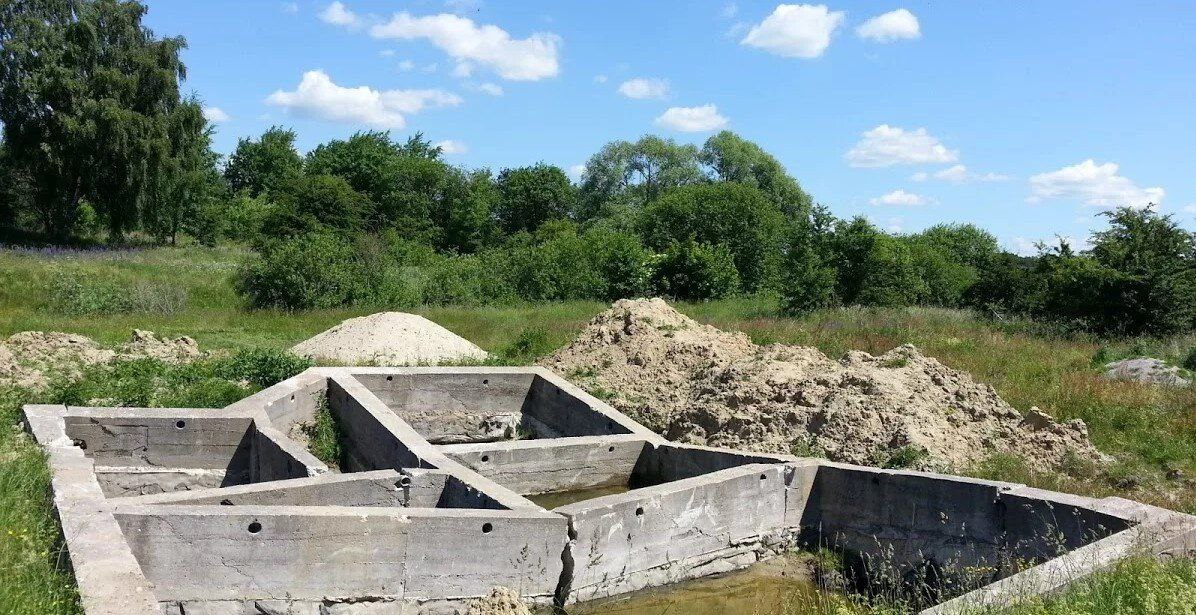 Директора строительной компании задержали в Томске за мошенничество Директора компании РусьСтрой задержали в Томске по подозрению в мошенничестве в особо крупном размере По версии следствия 63 летний мужчина похитил у клиентов более 8 миллионов рублей полученных под предлогом строительства домов но работы так и не выполнил В отношении него объединены шесть уголовных дел Фигурант находится под домашним арестом Полиция просит других возможных пострадавших обратиться в следственную часть УМВД по Томской области Подписаться Регион 70   Прислать новость
