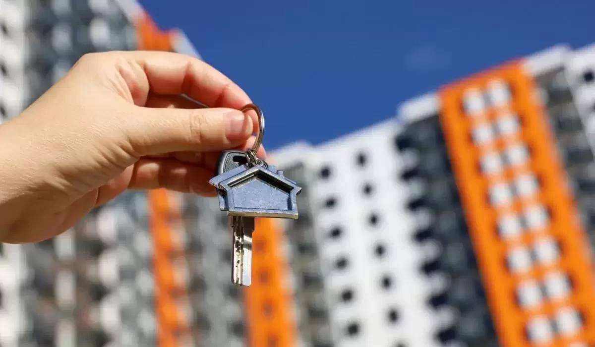 Как изменятся правила регистрации в Астане В Астане окончательно решен вопрос с так называемыми резиновыми квартирами Теперь массовая регистрация сотен человек в одном жилом доме станет невозможной Депутаты маслихата столицы утвердили стандарт для постоянного и временного проживания на территории города По словам местных чиновников новые меры помогут упростить регистрационные процедуры повысить эффективность планирования городской инфраструктуры и социальной нагрузки Согласно новому нормативу на одного человека должно приходиться не менее 15 квадратных метров при этом супруги дети и близкие родственники проживающие вместе в одном доме не учитываются Проект предлагает утвердить стандарт в 15 квадратных метров на одного человека исключая супругов детей и близких родственников проживающих вместе в одном доме Этот норматив позволит отказаться от успешной практики регистрации десятков даже сотен человек в одном жилом доме сообщил руководитель управления занятости и социальной защиты города Астаны Ерлан Джусупов Проект постановления прошел обязательные этапы утверждения По итогам голосования норматив одобрили   t me chinovnik kz