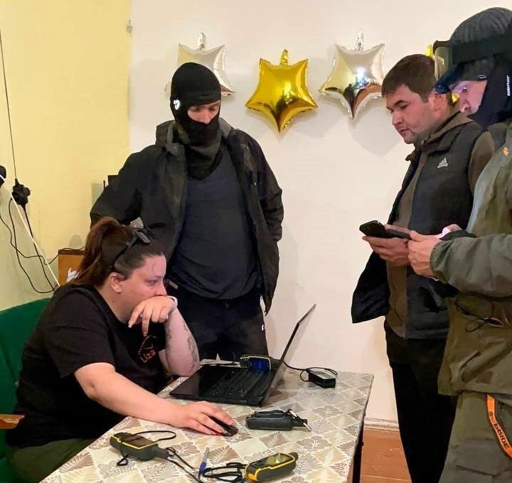 Поисковый отряд «ЛизаАлерт» отчитался о поиске 16-летней девочки из Барановки Августины Кухаровой К счастью, всё завершилось хорошо. Девочка жива и здорова — трагедии не случилось. Она отдалилась от дома примерно на 7 километров. С момента пропажи прошло чуть больше суток. Ещё одна история, которая могла стать страшной, закончилась счастливо, благодаря людям, которым не все равно. В качестве бонуса поисковики «лисы» на их профессиональном сленге нашли замечательную черно-рыжую котушеньку. Если вы хотите удочерить лисичкину кошечку напишите в личные сообщения в группу по ссылке. Там же полный отчёт о поиске Августины Подписывайтесь: 73online Присылайте новости