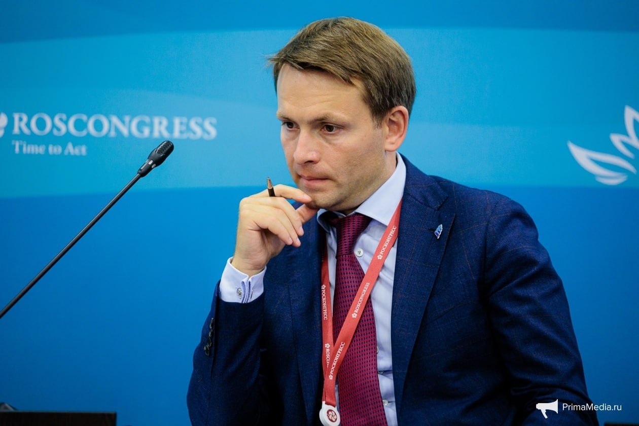 Ректор Дальневосточного федерального университета вошёл в число наиболее высокооплачиваемых руководителей вузов в России Согласно данным, предоставленным ДВФУ, годовой доход ректора Бориса Коробца составляет примерно 870 тысяч рублей в месяц. Это один из самых высоких показателей среди руководителей российских вузов. На Дальнем Востоке есть только один человек, который зарабатывает больше ректора ДВФУ — это ректор Северо-Восточного университета в Магадане Татьяна Брачун. Её среднемесячная зарплата составляет 1,2 миллиона рублей. Доходы проректоров ДВФУ также находятся на высоком уровне. Их ежемесячная заработная плата колеблется в диапазоне от 700 до 800 тысяч рублей. В университете работает 14 проректоров.