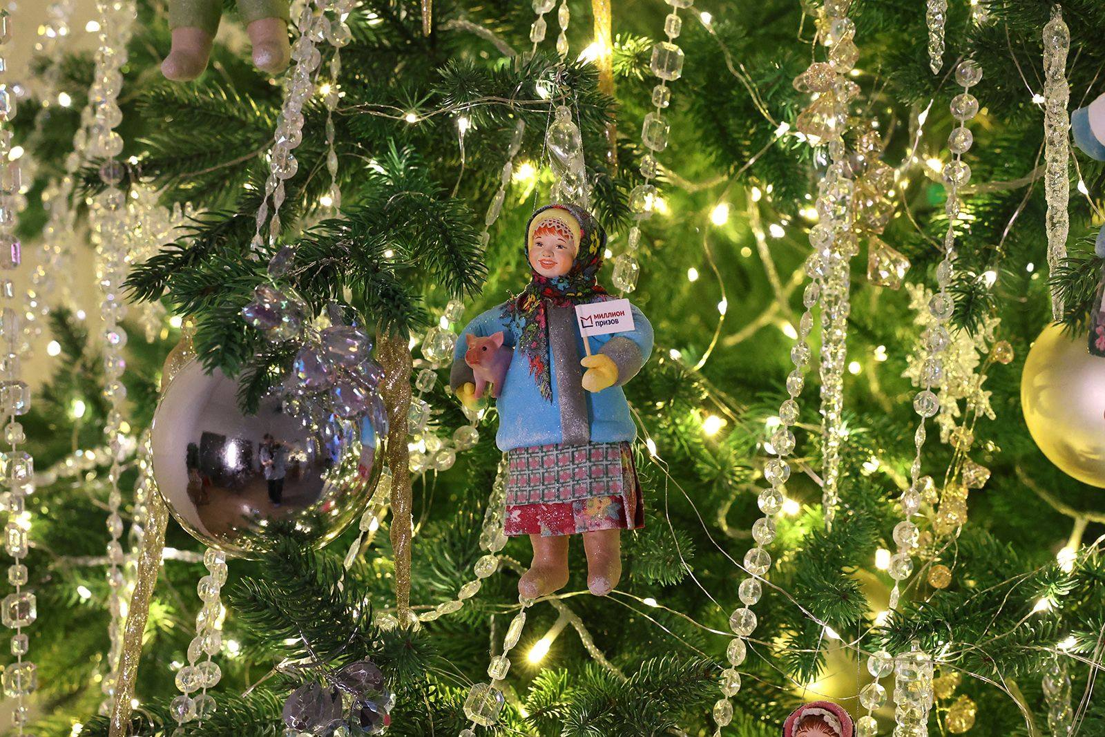 На сайте программы Миллион призов появились эксклюзивные новогодние сувениры созданные подопечными некоммерческих организаций В коллекцию вошли наборы с елочными шарами гирляндами игрушками сделанными вручную и праздничными открытками Получить подарки могут участники которые перевели более 1500 городских баллов на благотворительность в период с 1 июля по 23 ноября Забрать сувениры можно 6 и 7 декабря на фестивале Город неравнодушных на Болотной площади предъявив куар код из личного кабинета