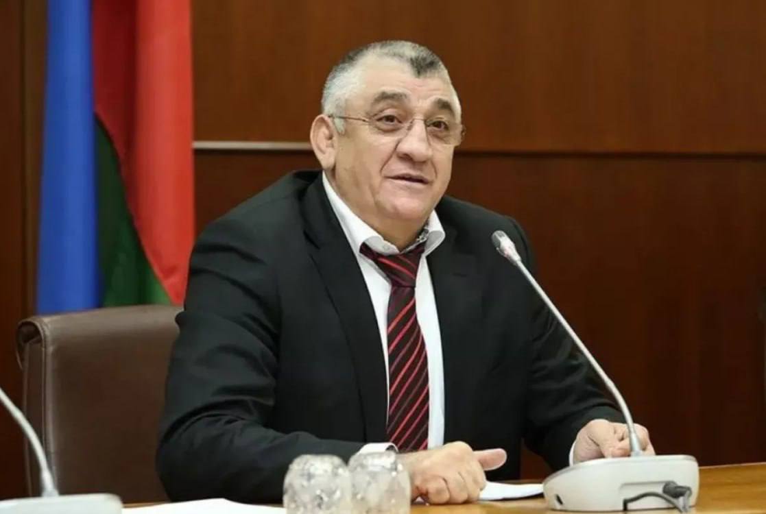 Бывший глава Кизилюрта и экс министр спорта Дагестана Магомед Магомедов не признал вину по делу о тяжких преступлениях Как сообщает ТАСС первое судебное заседание по существу прошло в Южном окружном военном суде Магомедову вменяют участие в вооружённой банде двойное убийство покушение на убийство а также незаконный оборот оружия и растрату Dagestan today