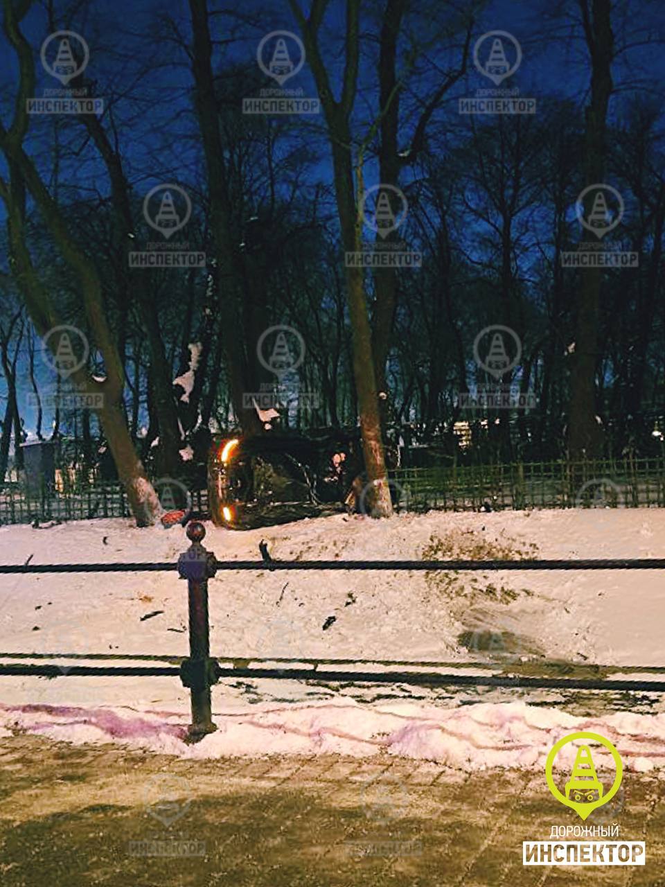 Мажор на Porsche перелетел через Лебяжью канавку и пробил ограждение в Летнем саду Сегодня около 5 40 утра на Миллионной 1 Porsche Cayenne после погони пробил ограду в Летний сад и перевернулся на бок По словам очевидцев машина перелетела через Лебяжью канавку и оказалась на территории сада За рулём молодой человек 2007 г р который по данным инспекторов отмечал день рождения с друзьями На требование ДПС остановиться не отреагировал попытался скрыться и не справился с управлением Водитель и пассажиры госпитализированы с травмами Читай нас в MAX Читай нас в Telegram