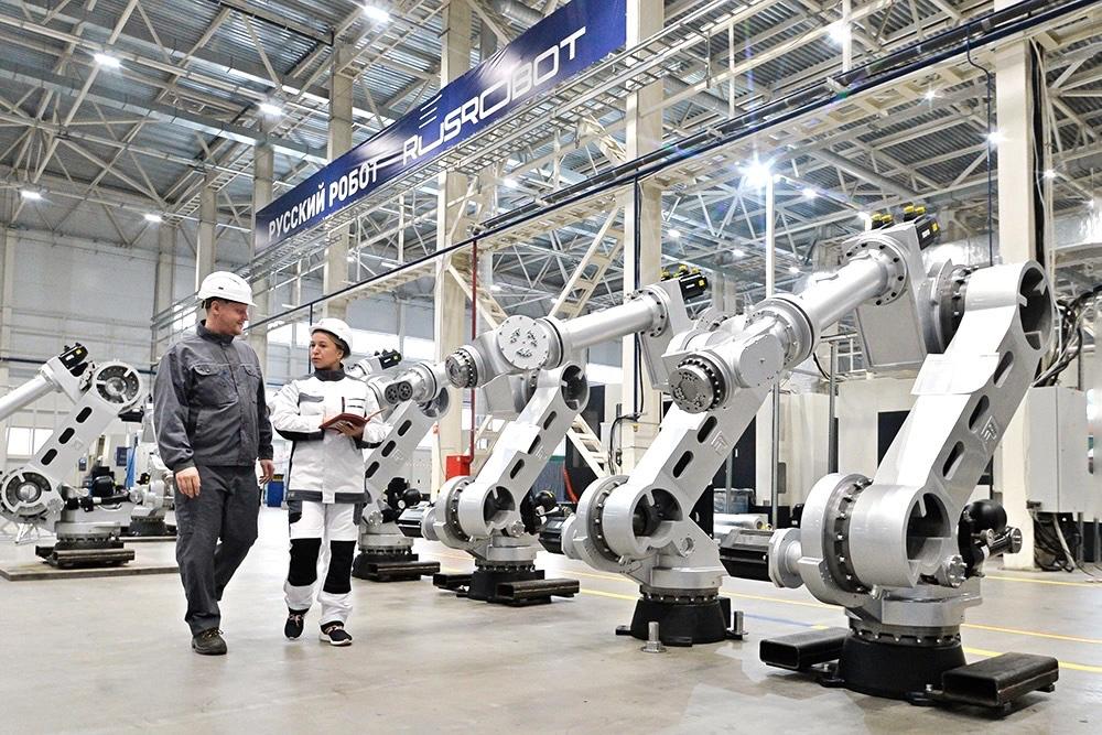 Объем российского рынка промышленной робототехники по итогам 2025 года достиг 7 86 млрд руб увеличившись на 14 год к году следует из данных Центра развития промышленной робототехники Университета Иннополис При сохранении текущих условий рынок будет расти теми же темпами и к 2030 году достигнет 15 1 млрд руб Аналитики отмечают что при оптимистичном сценарии учитывающем активную господдержку отрасли темпы роста могут ускориться до 38 в год а объем рынка вырасти почти до 48 млрд руб Однако для реализации такого сценария потребуются масштабные инвестиции по оценкам экспертов речь идет о вложениях на уровне триллионов рублей до конца десятилетия В 2025 году плотность роботизации в России выросла на 36 до 40 роботов на 10 тыс работников но даже при дальнейшем росте страна рискует не выполнить цель по вхождению в топ 25 государств по этому показателю Эксперты подчеркивают что без устойчивой господдержки и активных инвестиций со стороны предприятий достичь заявленных ориентиров будет сложно Telegram Дзен MAX