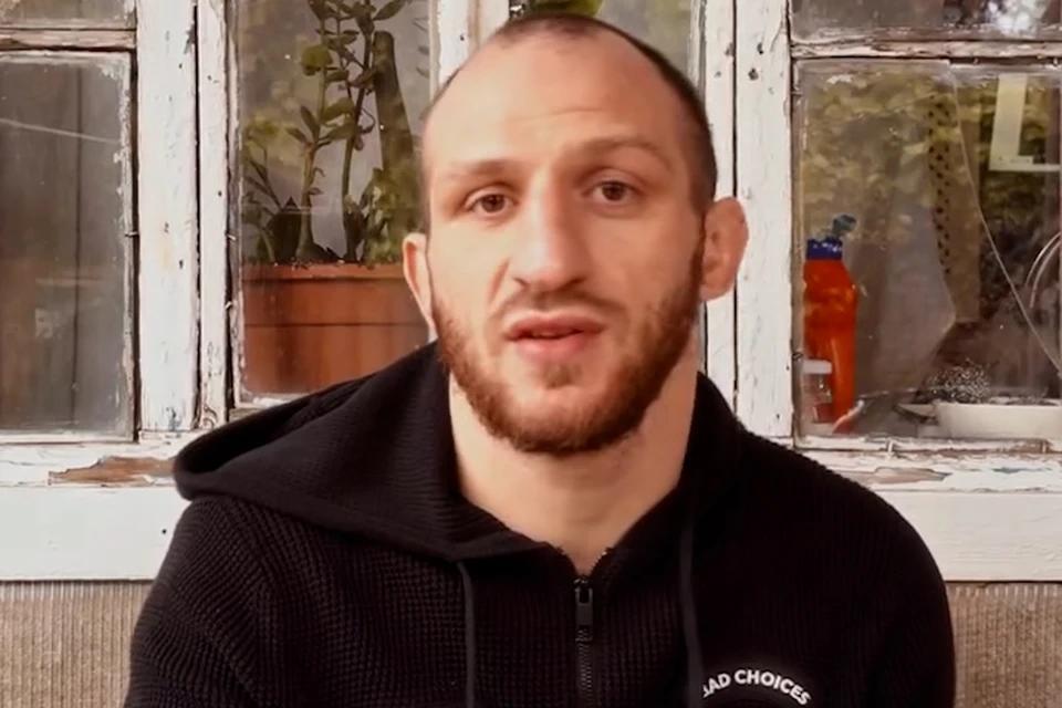 Скандальный стример Mellstroy подарил квартиру бойцу ACA Шаматаве из Краснодара История о том, как Шаматаве пообещали квартиру на турнире ACA в 2019 году, но так и не сдержали обещание, вновь стала популярной в соцсетях. В 2025 году, после того как видеоролик с рассказом Шаматавы о невыполненном обещании разлетелся по интернету, Mellstroy связался с бойцом. Он перевел Гоге 4 млн рублей. По словам Шаматавы, эта неожиданная поддержка стала для него настоящим сюрпризом: В 2019 году на очередном турнире лиги ACA в Краснодаре, человек по своей инициативе, выйдя в октагон, заявил, что дарит мне квартиру. По истечении нескольких лет, квартиру я так и не получил. В 2024 году мой друг пригласил меня на подкаст, где спросил о судьбе квартиры. В 2025 рилс разлетелся по соцсетям. Люди начали писать, переживать – никто не ожидал. И вдруг мне написал Mellstroy. Теперь боец ищет себе подходящие варианты и ждет скандального блогера в гости. Отправить новость Подписаться