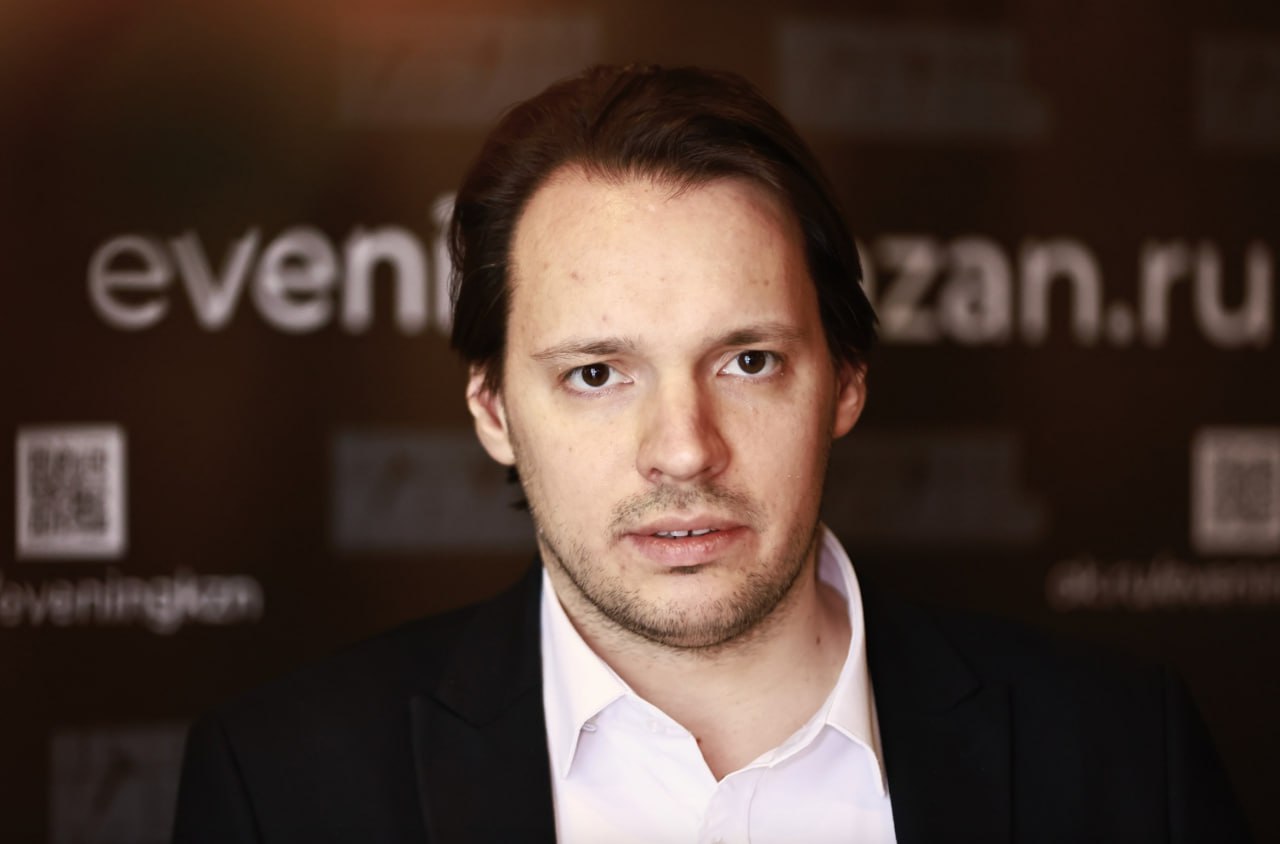 Мосбиржа Открытая позиция на денежном рынке превысила рекордные 10 трлн рублей В 2025 году открытая позиция участников денежного рынка Московской биржи в сделках с центральным контрагентом превысила 10 трлн рублей Среднедневной объем торгов превысил 5 трлн Как отметил представитель биржи ключевым драйвером роста стали сделки репо которые дают минимальный спред по сравнению с банковскими депозитами и кредитами Репо ранее почти полностью межбанковский инструмент сегодня активно используют компании реального сектора для управления ликвидностью Подробнее читайте здесь Клиент подключается к денежному рынку через брокера или напрямую к бирже и получает возможность работать с тысячами других участников Заключать с ними соглашения или устанавливать лимиты не нужно размещать средства можно в один клик в приложении объяснил бизнес бранче Вечерней Казани директор по развитию денежного рынка Мосбиржи Дмитрий Даниленко   Подписаться в MAX на случай блокировки Telegram