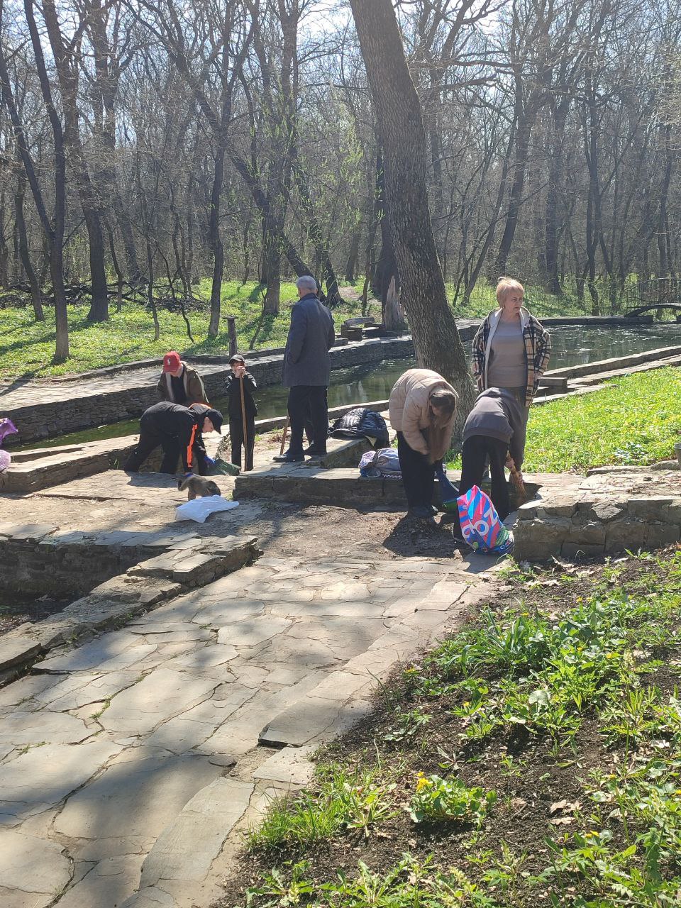 Сегодня в Парке культуры и отдыха им. Героев в рамках акции «Чистая Республика – 2025» силами волонтерских отрядов Ровеньковской школы № 3 им. А.Ф. Бурды и Ровеньковской гимназии имени писателя Н.Трублаини провели уборку на территории городского парка.    Ребята с большим энтузиазмом приступили к благоустройству территории. Они не только помогали сделать парк чище, но и получили практические навыки работы в команде, а также осознание важности заботы о природе.   Ребята отметили, что им было приятно видеть, как их труд сразу же приносит результаты — парковые аллеи становились более аккуратными.