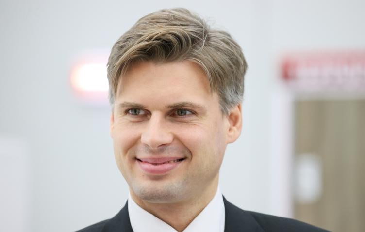 Глава Роскосмоса рассказал о работе с Китаем по созданию лунной станции Соглашение было подписано в мае в ходе визита лидера КНР Си Цзиньпина в Москву Мы движемся ровно в рамках этих договорённостей Россия и Китай совместно реализовывают проекты создания электростанций заявил журналистам Дмитрий Баканов Роскосмос и Китайская национальная космическая администрация в мае подписали меморандум по строительству электростанции для Международной научной станции на Луне В российской госкорпорации пояснили что на объекте будут проводить фундаментальные космические исследования и проверку технологий для длительной беспилотной эксплуатации с перспективой присутствия на Луне человека Подписаться на Говорит Москва Telegram VK MAX