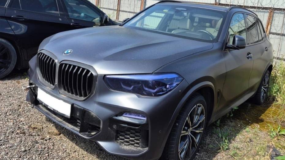 Экс-полицейский лишился BMW после кражи 18,5 млн у воронежских предпринимателей Сотрудник правоохранительных органов Владислав Киреев, осуждённый за пособничество в хищении крупной суммы у владельцев турбазы, потерял свой автомобиль. Суд постановил передать BMW потерпевшим после попытки супруги осуждённого оспорить арест машины. Напомним, Киреев получил 5 лет колонии за участие в преступлении год назад.