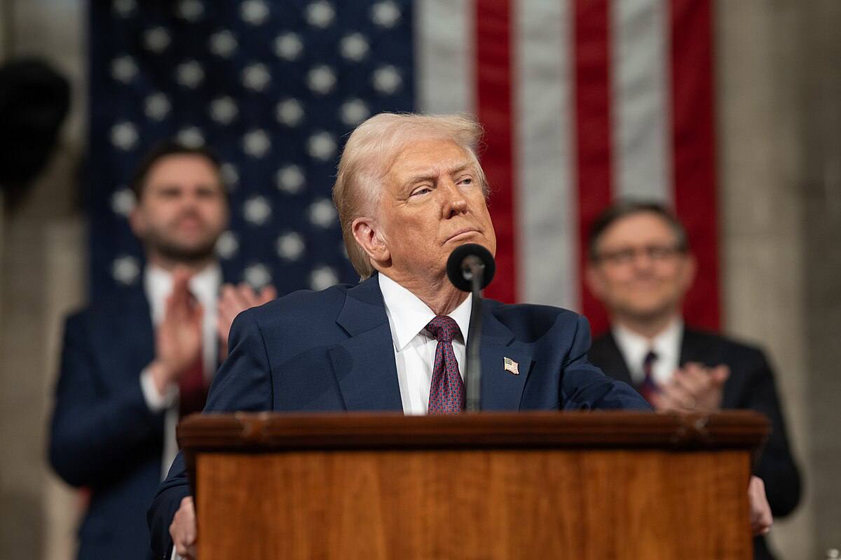Трамп считает требования Зеленского и Европы нереалистичными Президент США считает что Киев должен смириться с территориальными потерями Об этом сообщает американский журнал The Atlantic со ссылкой на официальных лиц в американской администрации Трамп также выразил свое недовольство Зеленским и Европой считая что их требования нереалистичны и что им необходимо смириться с тем что Украина должна потерять часть территории для прекращения конфликта сообщили нам действующие и бывшие официальные лица Журнал также сообщает ссылаясь на действующих и бывших но поддерживающих тесные связи с Белым домом чиновников что Трамп в последнее время в частном порядке выражал недовольство что его дипломатические попытки не увенчались успехом Он просто хочет чтобы все это закончилось Почти неважно как приводит журнал слова высокопоставленного чиновника администрации США Подписаться на Российскую газету в Читать нас в MAX