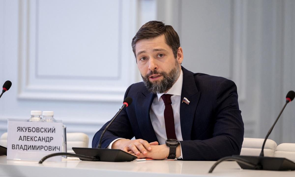 Единая Россия добилась дополнительной защиты прав собственников жилья — сегодня Владимир Путин подписал закон партии об отчётности управляющих компаний УК и ТСЖ перед ними. С 1 января 2026 года все УК обязаны будут размещать отчёты о своей деятельности в государственной информационной системе. Документы должны содержать данные о доходах и расходах, объёме оказанных услуг и выполнении договоров управления, что сделает работу управляющих компаний прозрачной. «Собственники квартир смогут получать полную информацию о работе управляющей компании. Инициатива Единой России направлена на усиление контроля со стороны жителей и наведение порядка в сфере ЖКХ. Это реальный инструмент, который позволит людям видеть, как тратятся их средства и насколько качественно обслуживается дом», — подчеркнул член комитета Госдумы РФ по строительству и ЖКХ, депутат от Единой России Александр Якубовский.
