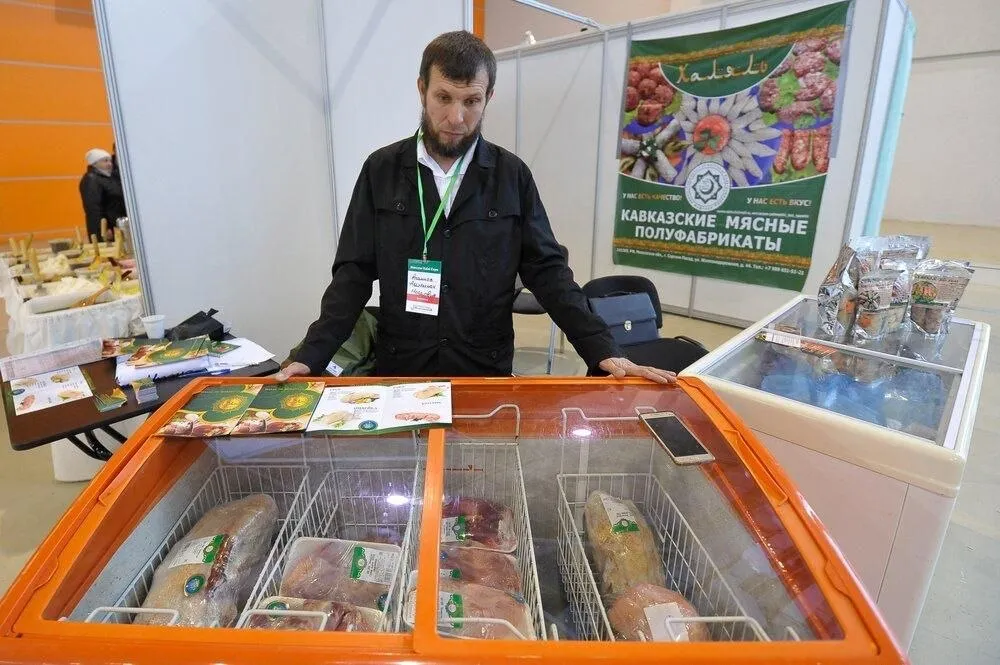 Россия нарастила экспорт халяльной продукции на 86 за пять лет Об этом сообщил руководитель федерального центра Агроэкспорт Илья Ильюшин За последние пять лет Россия увеличила экспорт халяльной продукции на 86 Он достиг в 2025 году 388 млн сказал он на сессии в рамках Международного экономического форума Россия Исламский мир KazanForum Сейчас главными статьями российского халяльного экспорта выступают мясо и мясные субпродукты Основными покупателями стали страны Персидского залива В частности на Саудовскую Аравию пришлось 78 экспорта на ОАЭ 8 на Иран 5 рассказала заместитель гендиректора АНО Дирекция международных транспортных коридоров Екатерина Абрамова АГН Москва Max Telegram Рассылка Приложение для iOS Android