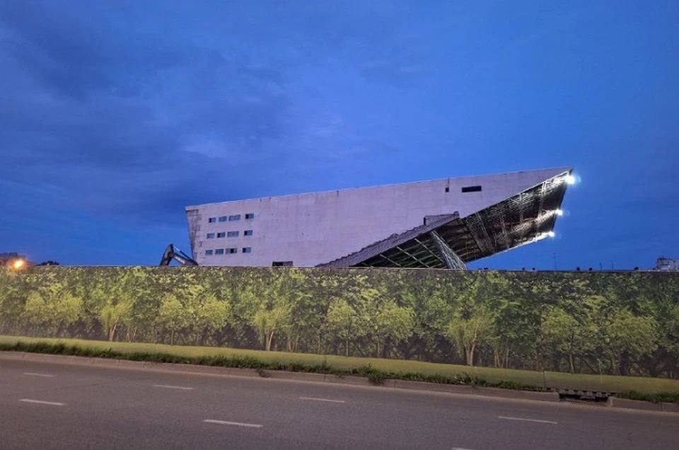 Аврору не узнать легендарный кинотеатр в Краснодаре готовят к перерождению Фасад оставят историческим Всё остальное почти с нуля Внутри появятся ресторан авторской кухни и фудкорт Запланирован кинозал на 1200 мест первые ряды адаптируют для маломобильных зрителей Во дворе сделают зелёную террасу добавят парковку В мэрии рассчитывают что обновлённая Аврора станет новым культурным центром Проект ведёт команда Сергея Галицкого концессия продлена до 2028 года kp kuban