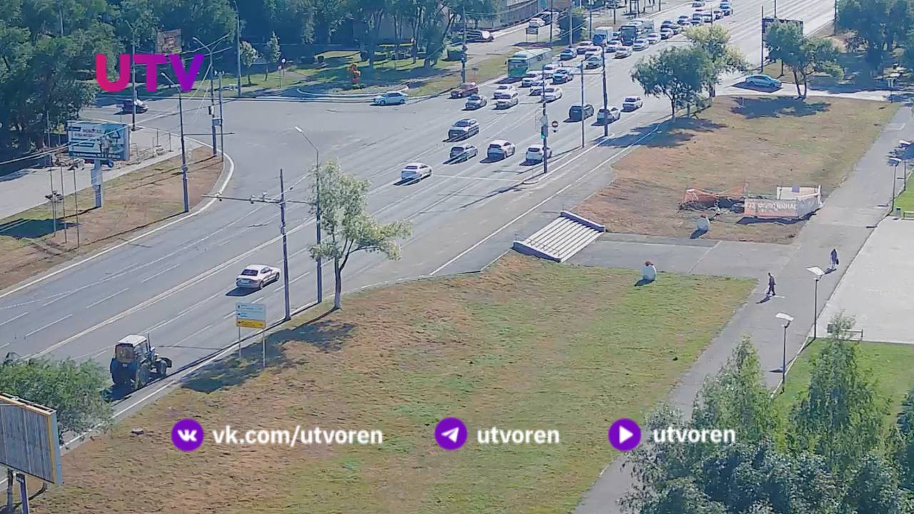 На улице Чкалова и проспекте Гагарина в Оренбурге появится выделенная полоса для общественного транспорта Полосы будут выделены в обоих направлениях на улице Чкалова от Жукова до 60 лет Октября и на проспекте Гагарина от 60 лет Октября до Загородного шоссе . Частично уберут и разделительные элементы до подходов к перекресткам Чкалова и Уральской и Чкалова и Ленинградской. Там появится отдельная полоса для возможности поворота налево. Работы по подготовке уже начались. Оренбуржье