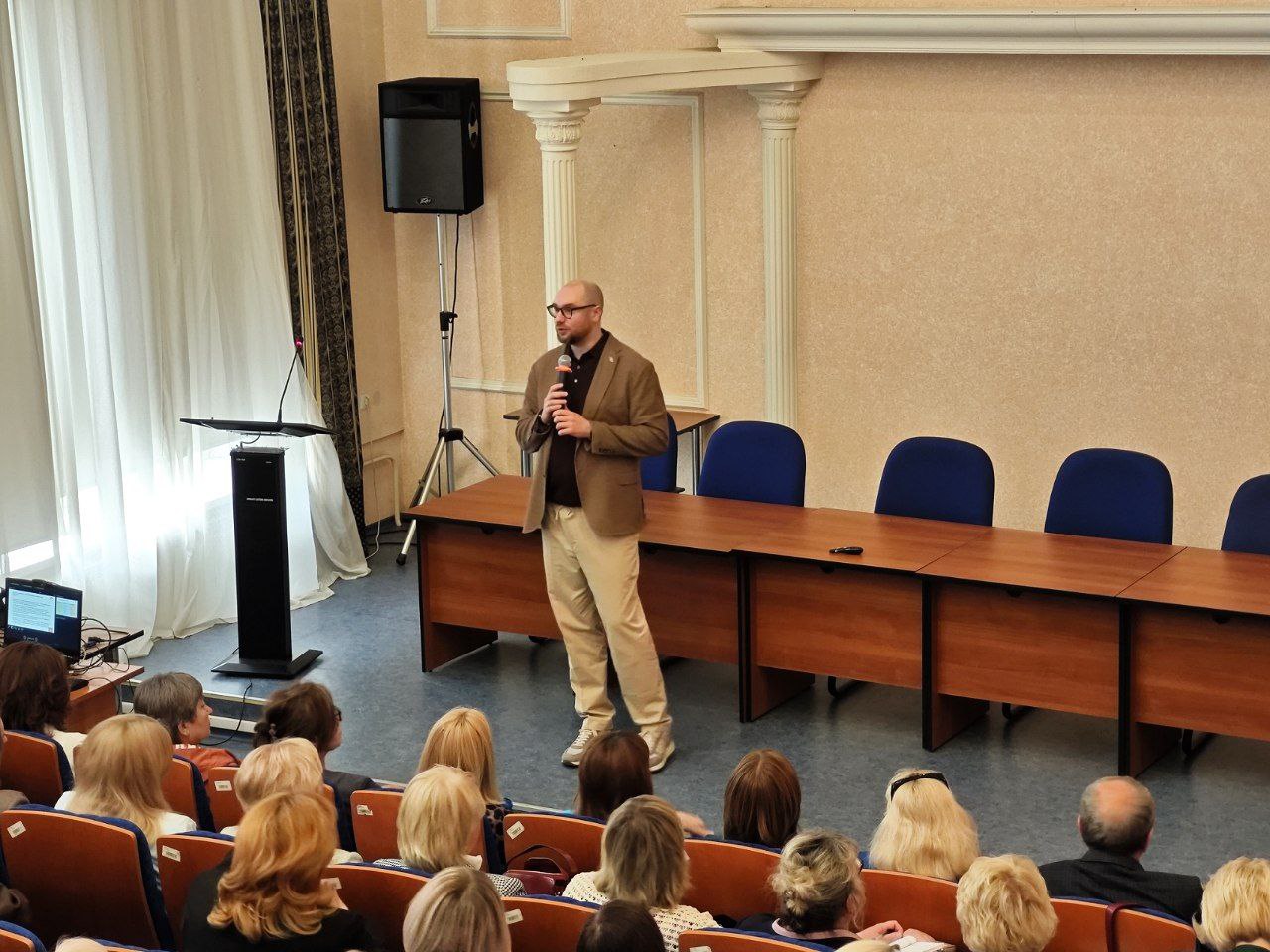 В стенах Братского государственного университета проходит рабочая встреча с участием управленческих команд образовательных учреждений. Мероприятие посвящено вопросам повышения качества образования и развитию эффективных управленческих практик в условиях современных вызовов. В качестве спикера выступает Илья Сергеевич Денисенко — кандидат педагогических наук, заместитель директора ФГБУ «Федеральный институт оценки качества образования», преподаватель Национального исследовательского университета «Высшая школа экономики». Подобные мероприятия способствуют профессиональному обмену, выстраиванию диалога между наукой и практикой и, что особенно важно, объединяют усилия для устойчивого развития системы образования Братска и региона в целом.