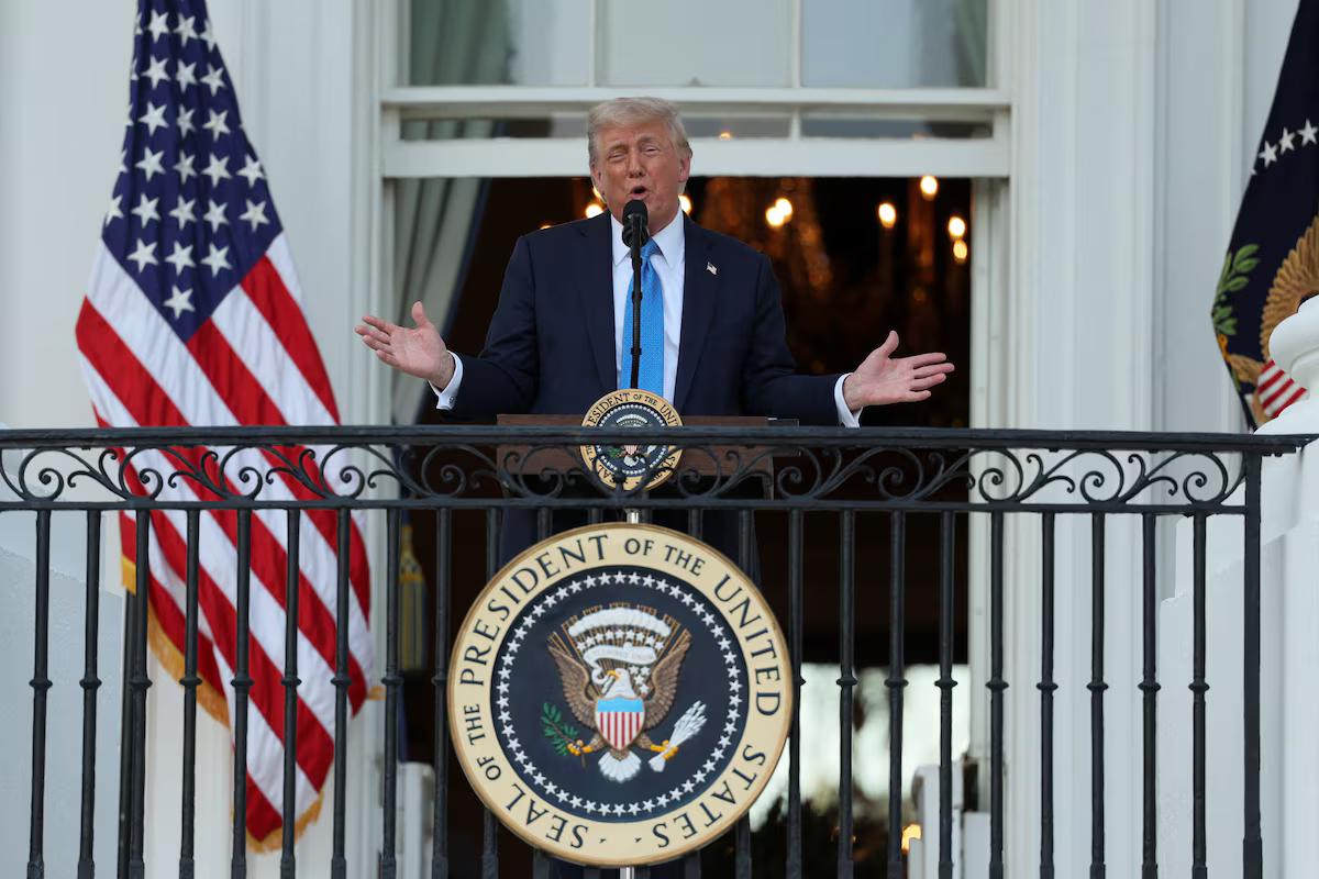 США уговаривают Сербию принять мигрантов, депортированных из Америки — СМИ Администрация Дональда Трампа обратилась к Сербии и другим странам Балкан с просьбой принять депортированных из США мигрантов. Эти предложения стали частью более широкой стратегии Вашингтона по поиску стран, готовых принять депортированных. Сербия пока не прокомментировала эти предложения, но известно, что подобные запросы стали частью более широкой стратегии Вашингтона по поиску стран, готовых принять депортированных. Ранее Верховный суд США разрешил администрации Трампа аннулировать временный статус для тысяч мигрантов из Венесуэлы, Кубы, Гаити и Никарагуа, открыв путь для масштабных депортаций. Прислать новость