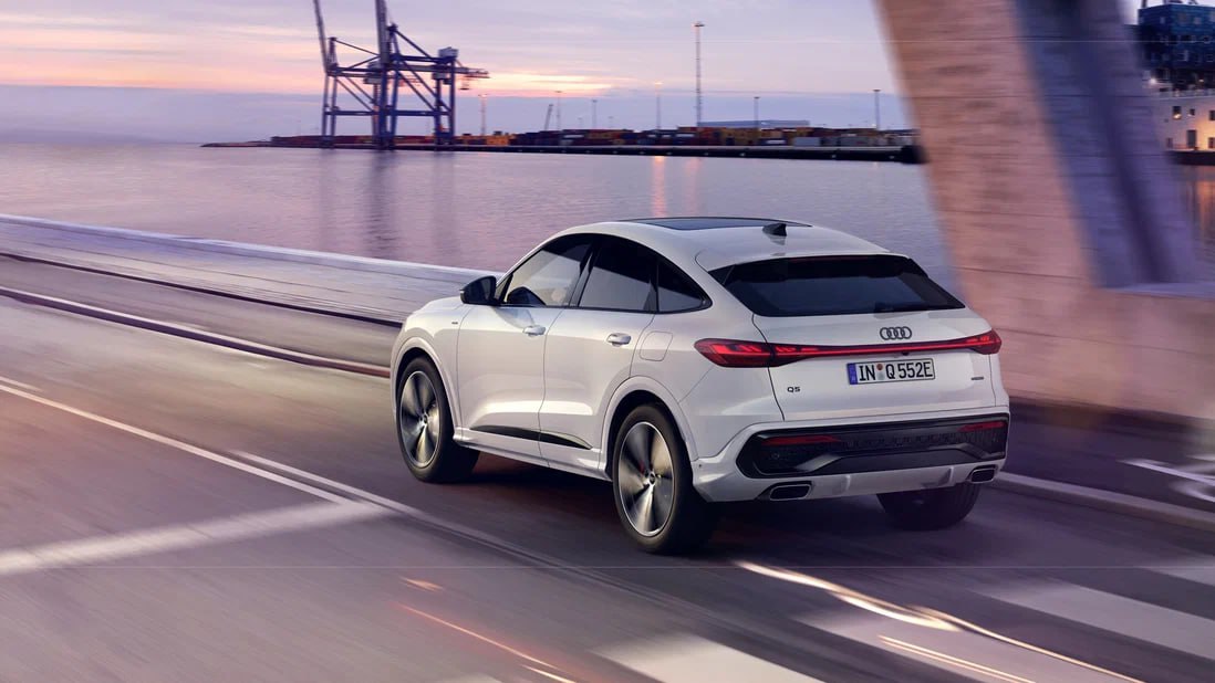 У Audi Q5 появились подзаряжаемые гибридные версии Q5 нового поколения был представлен в сентябре прошлого года, но лишь с набором мягкогибридных двигателей. Сейчас кроссовер и кросс-купе Sportback получили полноценные подзаряжаемые установки. Предусмотрено два варианта силовых установок, которые отличаются настройками электрической составляющей. В обоих случаях основой служит двухлитровая «четвёрка» на 252 л.с., а в состав системы входит батарея на 25,9 кВт·ч. В зависимости от встроенного в роботизированную коробку электромотора система может развивать 299 или 367 л.с. Силовая установка может работать в полностью электрическом либо гибридном режимах. Если задействован ДВС, есть возможность задать желаемый уровень остаточного разряда батареи. Степень вмешательства системы рекуперации также можно регулировать.