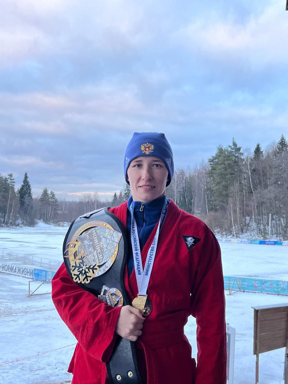 Челябинка Юлия Капитонова стала чемпионкой России по зимнему универсальному бою.  Дистанция включала — 400 метров на лыжах, поражение 3 мишеней,  2 раунда борьбы на снегу.  завоевала золотую медаль турнира. Спортсменка вошла в состав сборной России и теперь поедет на чемпионат мира.  Поздравляем и желаем новых побед      Подпишись   Поделись новостями