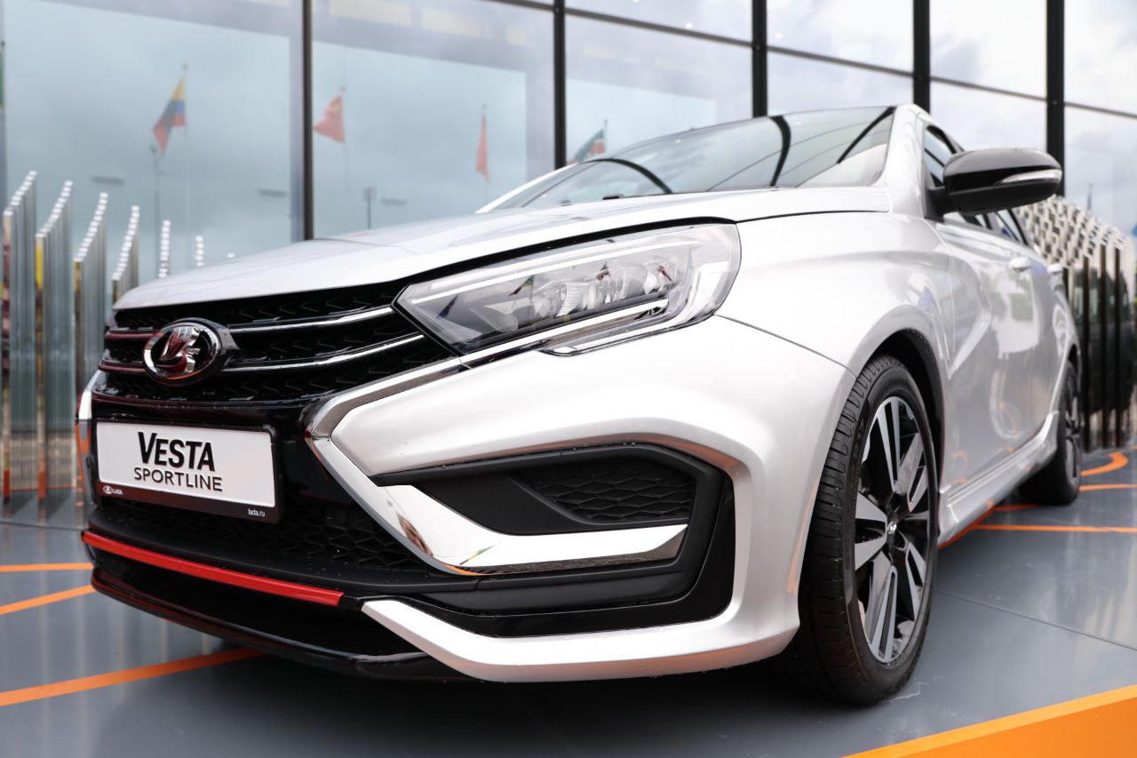 Мужчина отсудил у LADA 2 3 млн рублей из за грохота в подвеске Омский суд обязал автодилера ООО Р Моторс ЛАДА выплатить клиенту компенсацию и заменить некачественный автомобиль сообщила пресс служба судов Омской области В июне прошлого года местный житель обратился к ООО Р Моторс ЛАДА с требованием о замене приобретенного у них за 1 8 млн рублей Лада Веста В течение 15 дней с момента покупки мужчина обнаружил в машине посторонний шум биение и грохот в области передних колес на разных скоростях Компания отказала клиенту поскольку в ходе их собственной проверки неисправности не выявлены Последовал иск в суд где была назначена экспертиза Специалисты не нашли эксплуатационных повреждений и пришли к выводу что это производственный дефект В результате ООО Р Моторс ЛАДА обязали заменить некачественный автомобиль на новый аналогичной марки модели цвета и комплектации а также выплатить клиенту неустойку компенсацию морального вреда и штраф Подписаться на URA RU мы в MAX