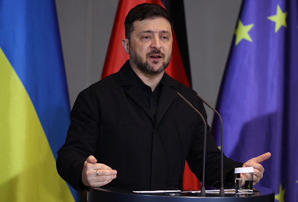 Зеленский лишил госстипендий Бубку и еще семь украинских спортсменов Президент Украины Владимир Зеленский прекратил выплату государственных стипендий восьмерым титулованным украинским спортсменам Соответствующий указ опубликован на сайте главы Украины Согласно указу выплат лишились олимпийский чемпион и шестикратный чемпион мира в прыжках с шестом Сергей Бубка четырехкратная олимпийская чемпионка по плаванию Яна Клочкова олимпийские чемпионы по парусному спорту Игорь Матвиенко и Евгений Браславец двукратный серебряный призер Олимпийских игр по академической гребле Инна Фролова бронзовый призер Олимпиады по прыжках в воду Илья Кваша бронзовый призеру Олимпиады по спортивной гимнастике Юрий Ермаков а также бронзовый призер Игр по плаванию Валерий Лозик Олимпийский чемпион по греко римской борьбе и депутат Верховной рады Жан Беленюк написал в телеграм канале что государственную стипендию не могут получать те кто фактически не проживает в Украине Getty Images Подписаться на РБК Спорт