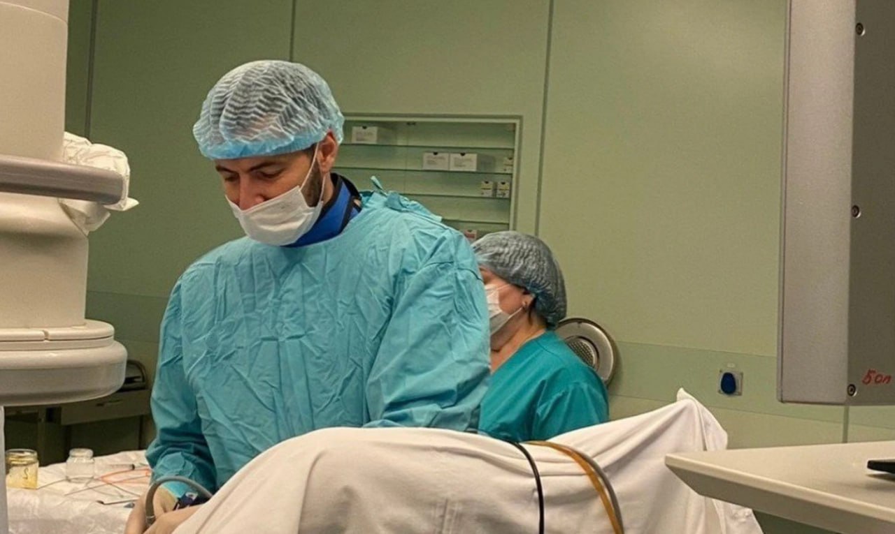 Кубанские хирурги провели более 67 7 тыс эндоскопических операций за 2025 год Это стало возможным благодаря тому что в рамках нацпроекта Продолжительная и активная жизнь в медучреждения региона поступило свыше 20 лапараскопических аппаратов Такой метод хирургического вмешательства позволяет минимально травмировать ткани пациента оперируя через естественные отверстия или небольшие проколы Это снижает риски послеоперационных осложнений и ускоряет реабилитацию Как один из примеров пациенту сочинской Городской больницы 4 лапароскопически удалили кисту почки На вторые сутки он уже передвигался по палате а на четвертые сутки поехал домой Медики Краснодарского края обучаются лапароскопической хирургии на базе Краевой клинической больницы 1 и постоянно шлифуют свои профессиональные навыки У нас в стране нет неважных или незначительных нацпроектов Они все несут пользу и развитие Но то что касается заботы о здоровье людей как по мне это особый показатель прогресса Кубанская телега в MAХ