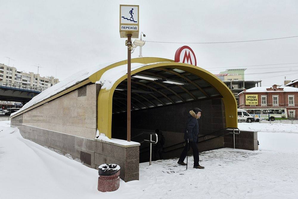 Мэр Омска высказался об идеи строительства метро в Омске.   Когда проектировалось метро, у нас десятки тысяч человек работали на заводах в Октябрьском округе. Сейчас это количество намного меньше. Они либо на своих машинах ездят, либо на автобусах. Метро мы, может, и построим, но его еще нужно содержать, чтобы оно было экономически эффективно. Будет ли у него свой пассажир? — рассказал мэр.  Подписаться \ Прислать новость